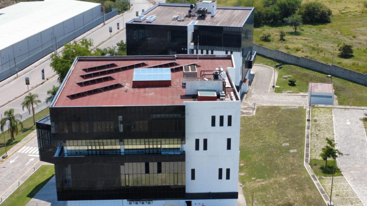 Paneles solares en edificio frente a la montaña