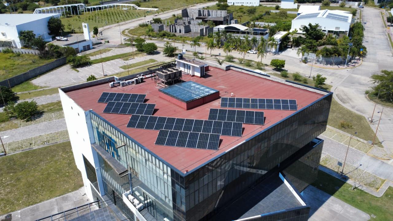 Array de paneles solares en configuración diagonal