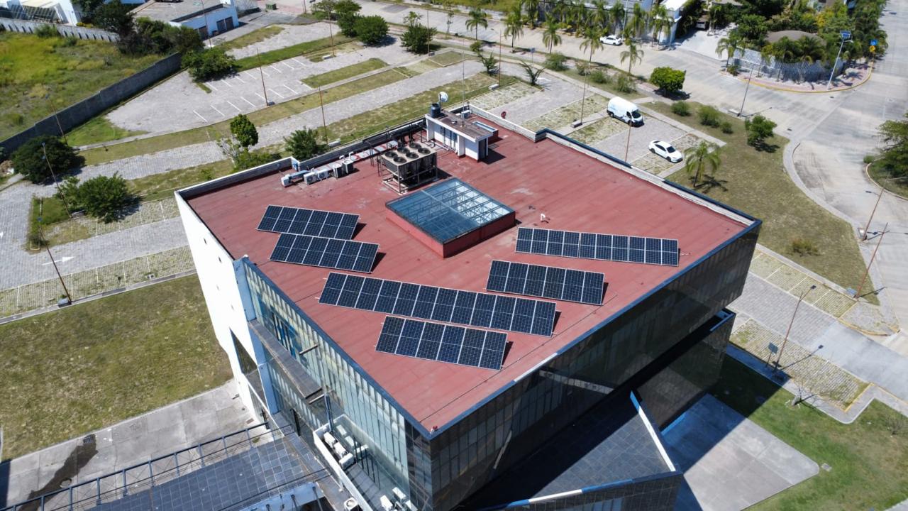 Instalación de paneles solares en la azotea de un edificio corporativo
