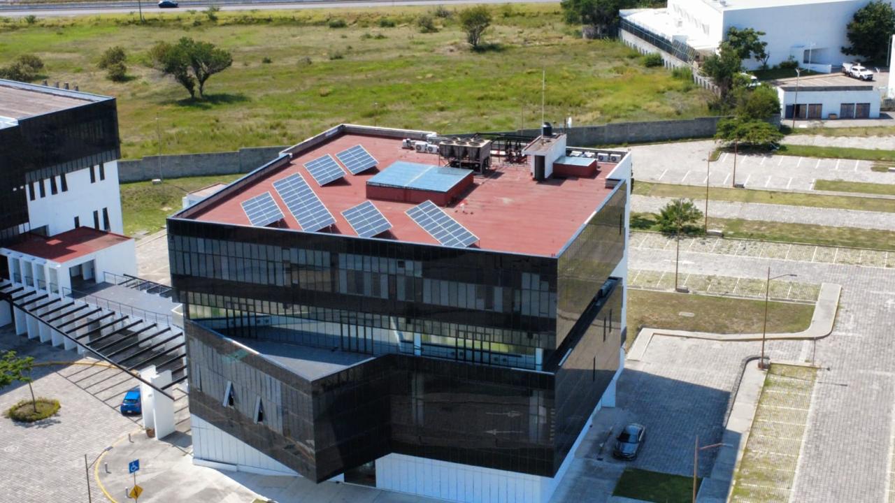 Vista aérea de paneles distribuidos en azotea