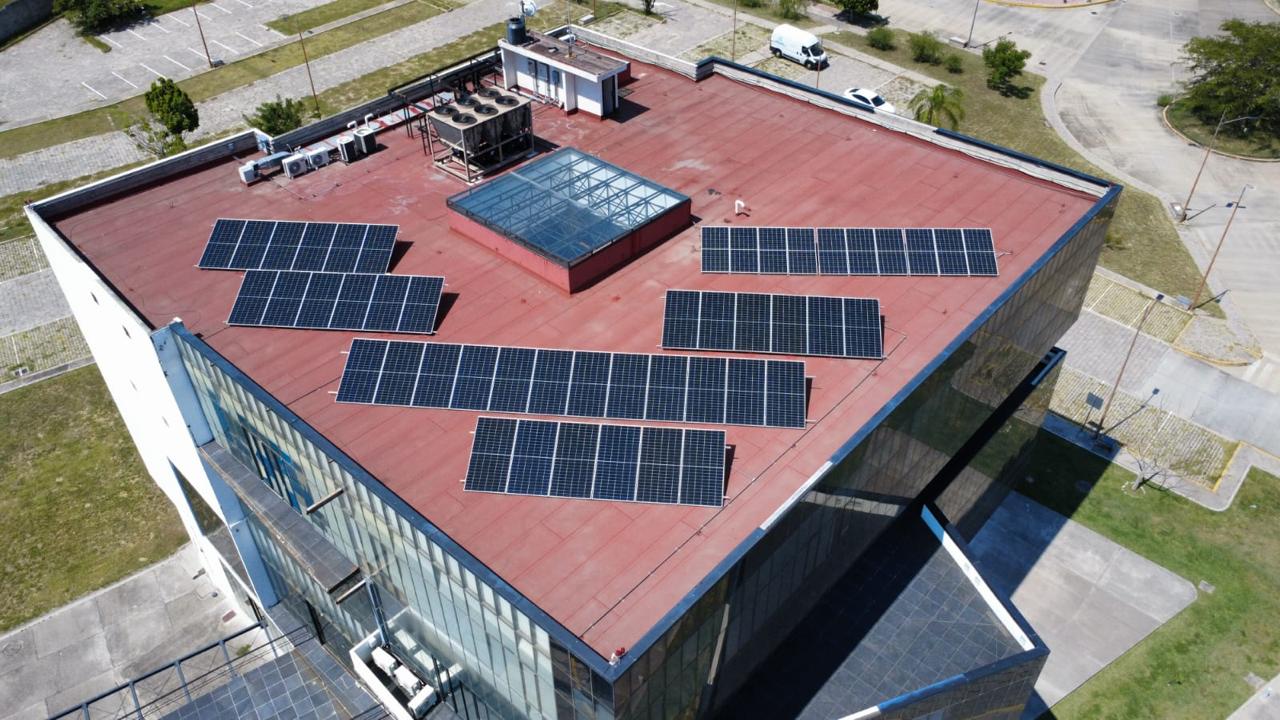 Instalación solar comercial con vista a la sierra
