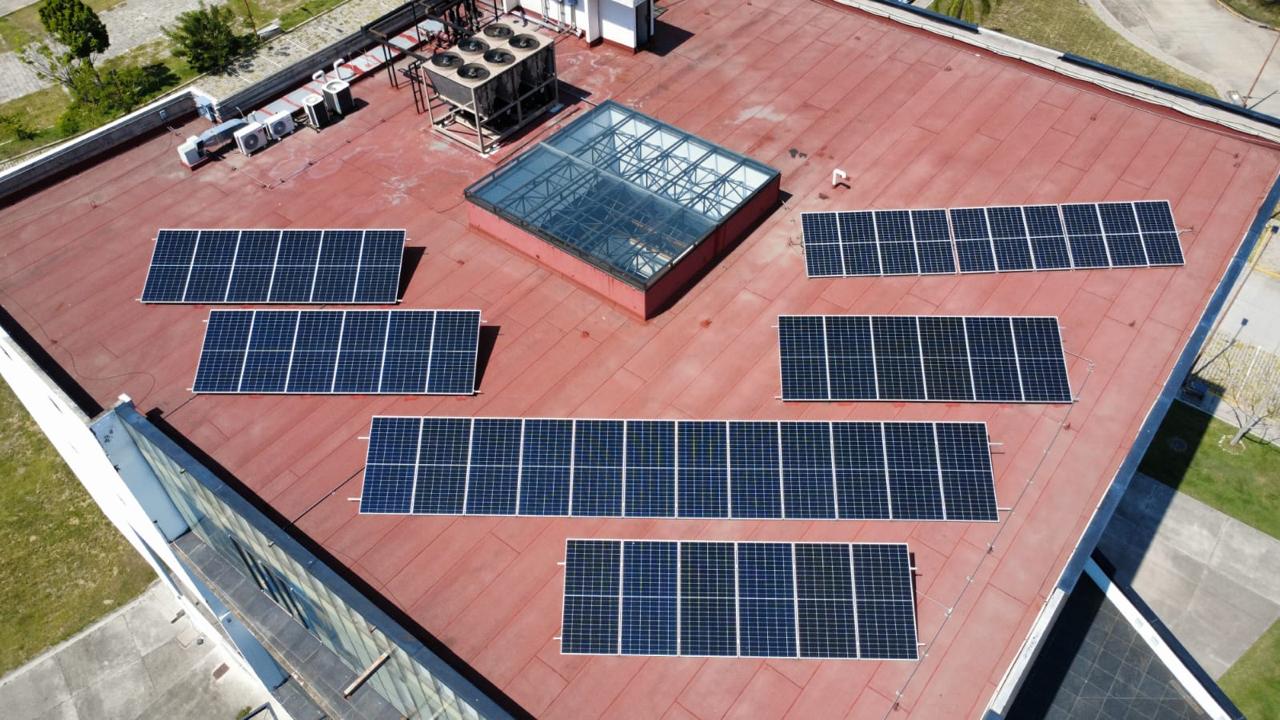 Paneles solares instalados sobre azotea, vista aérea