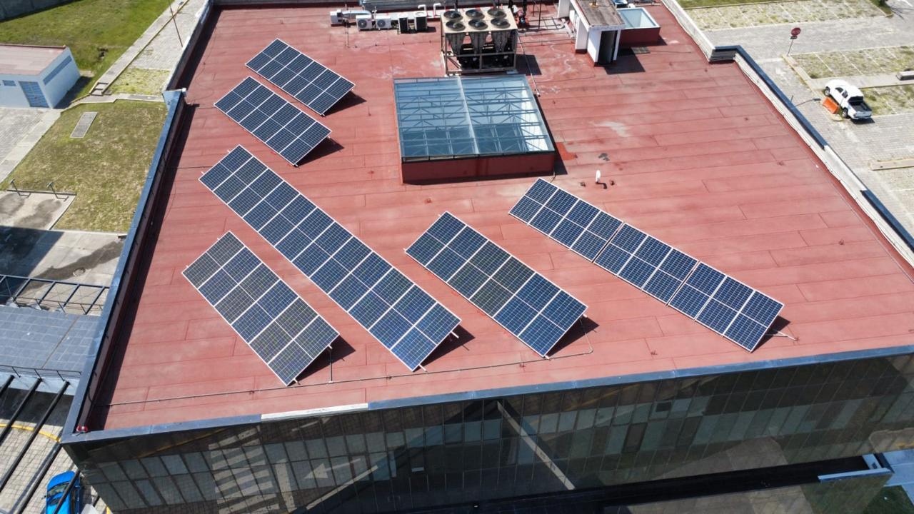 Detalle de módulos fotovoltaicos instalados